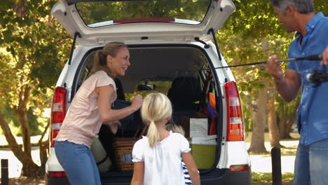 Familia-Feliz-Preparándose-Para-El-Viaje-Por-Carretera