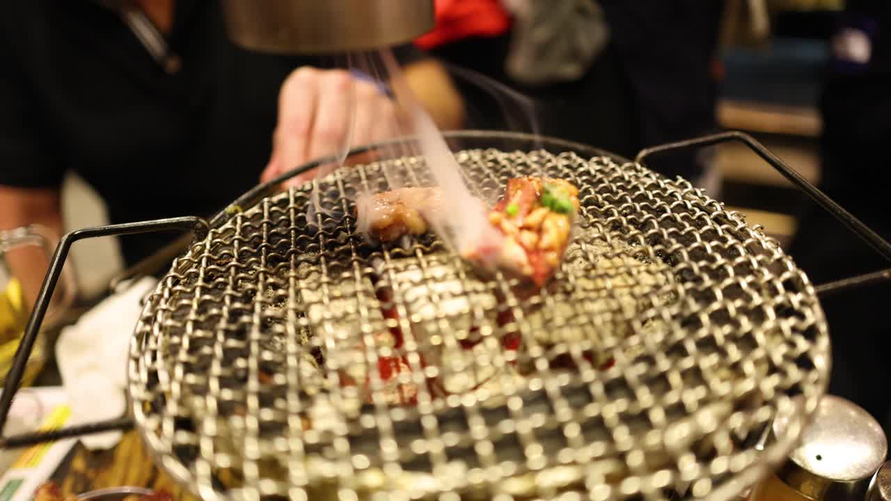 연기를 추출하는 후드가 작동하는 고기 기