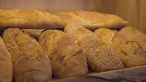 estante de la panadería lleno de bollos dorados recién horneados, fondo de pan