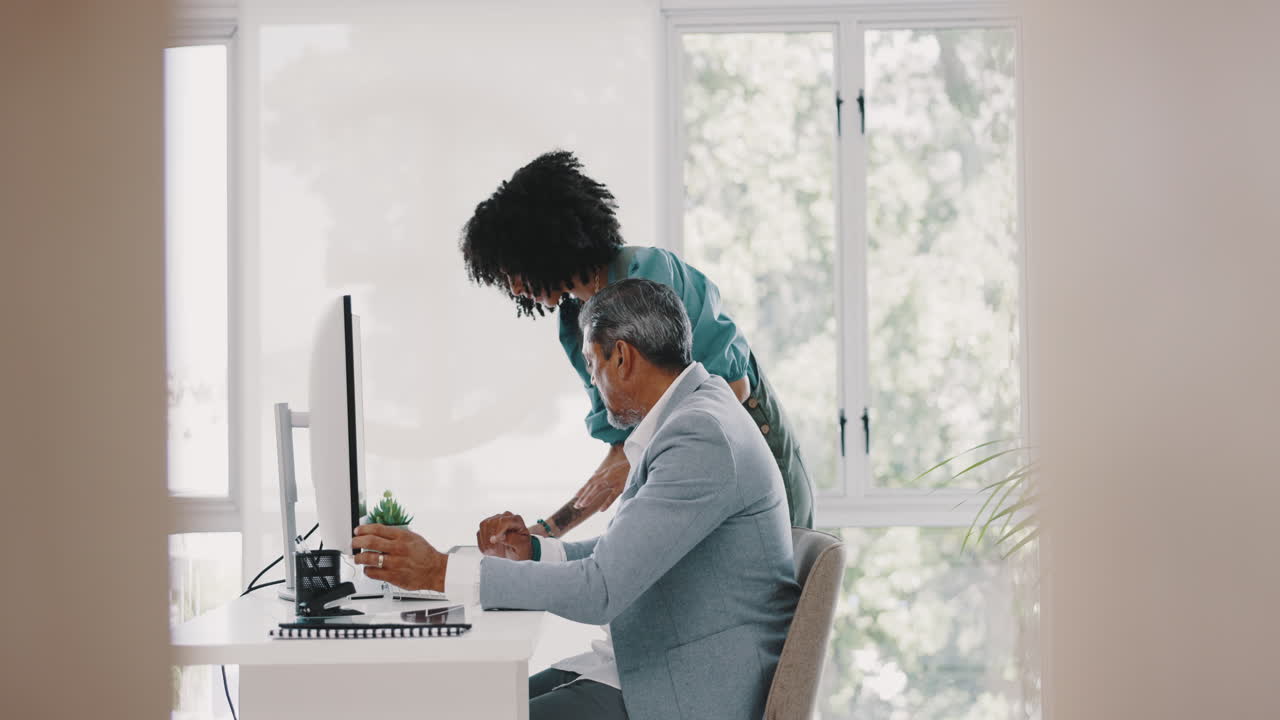 pregunta, liderazgo o gerente entrenando a un negro