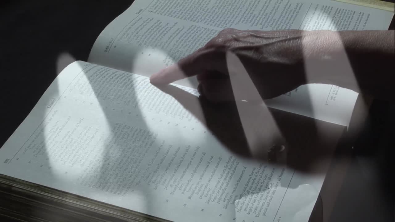 성경을 읽는 손에 대해  ⁇ 불을 태우고