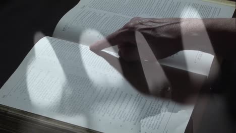 quemando velas contra las manos leyendo la biblia
