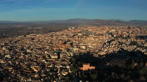 Atemberaubende-Luftaufnahme-Der-Stadt-Granada-Und-Des-Wahrzeichens-Der-Alhambra-In-Spanien