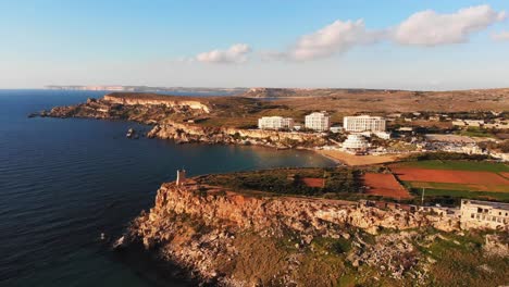 video aéreo de drones de malta, que muestra la bahía dorada y los alrededores antes del atardecer en invierno