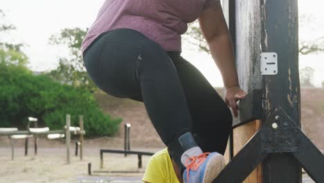 amigas disfrutando de hacer ejercicio en el campamento de entrenamiento juntas