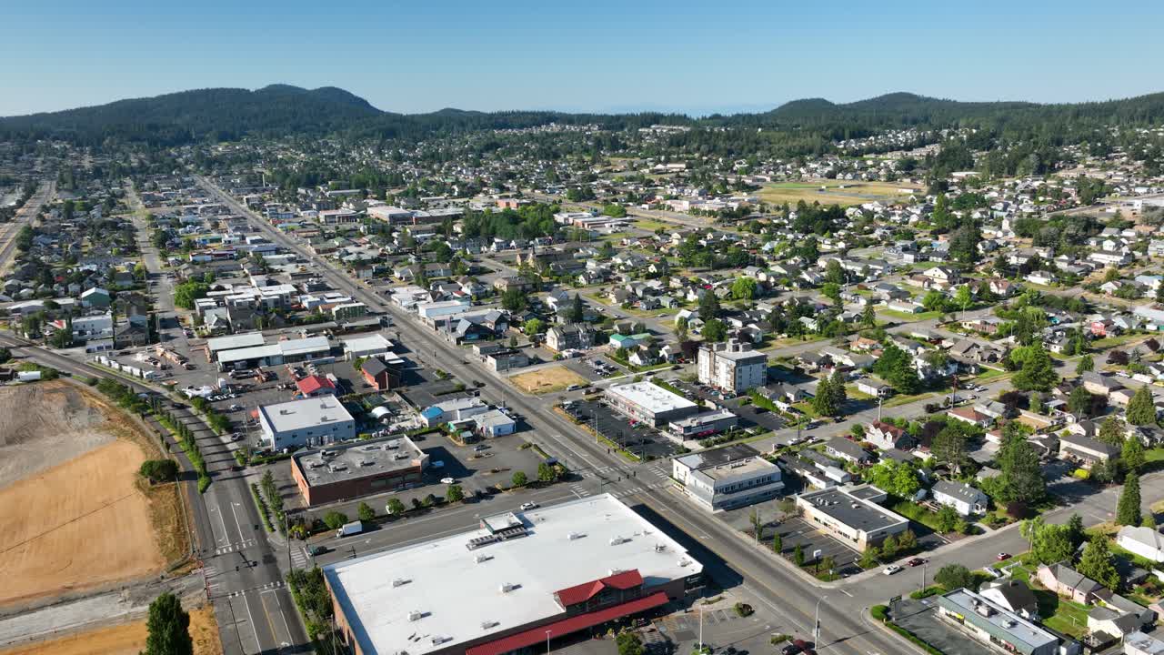 늘어선 거리, 주택 및 산업 지구를 보여주는 아나코테스의 드론 보기