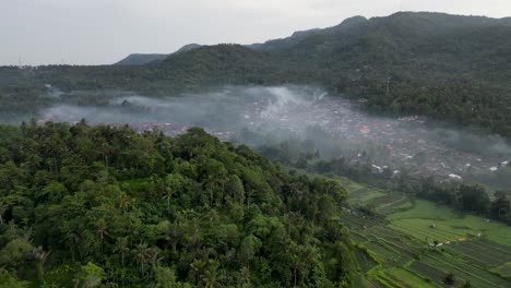 Drone-Volando-Sobre-Un-Pueblo-Con-Humo-De-La-Quema-De-Basura-Que-Cubre-El-Pueblo