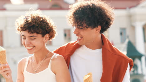 una pareja disfrutando de un helado.