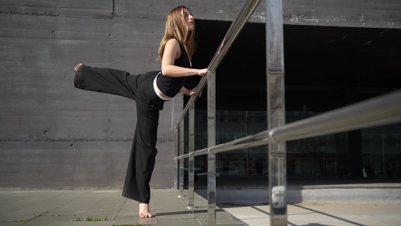 Partecipa a una pratica di danza contemporanea su un magnifico palco all'aperto e soleggiato.