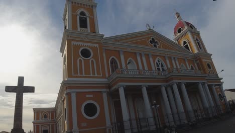 POV-Spaziergang-Um-Die-Neoklassizistische-Gelbe-Kathedrale-In-Granada,-Nicaragua