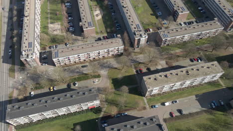 Volando-Sobre-Edificios-De-Apartamentos-En-Un-Barrio-Suburbano