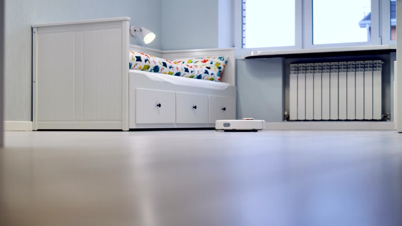 Een robotstofzuiger maakt rondes in het midden van de kamer