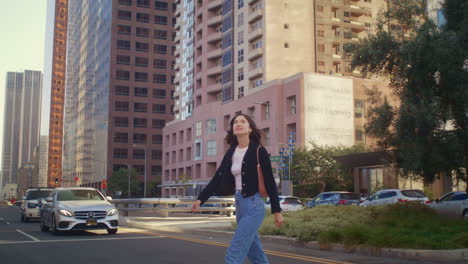 una chica bonita cruzando la calle. una joven turista que va al cruce de peatones el fin de semana.