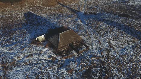 Seguimiento-De-La-Toma-De-Un-Dron-De-Derecha-A-Izquierda-De-Una-Pequeña-Cabaña-En-Invierno