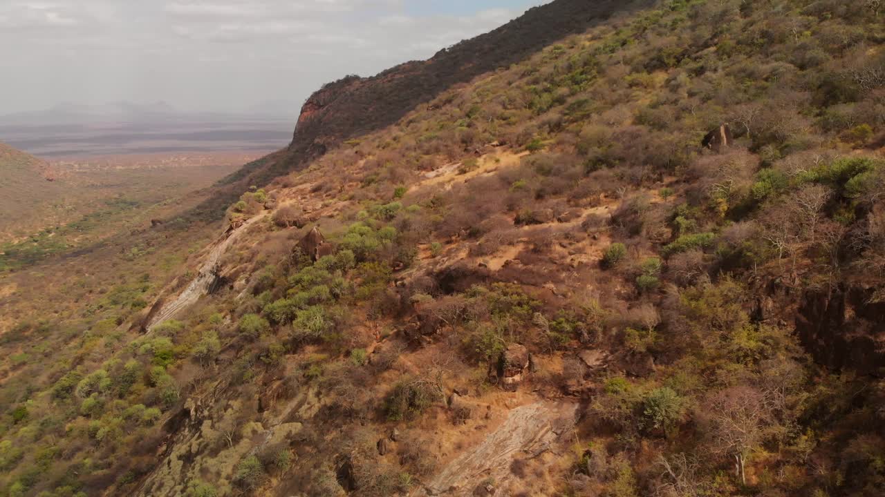 vista aérea del monte sagrado ololokwe del pueblo samburu en el norte de kenia