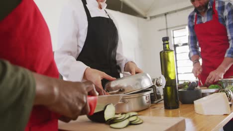 cocineros cocinando juntos