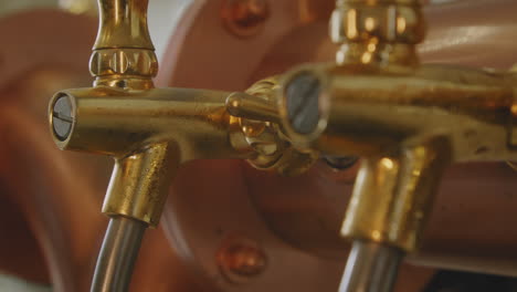 Pan-right-on-a-vintage-brass-and-golden-beer-pump