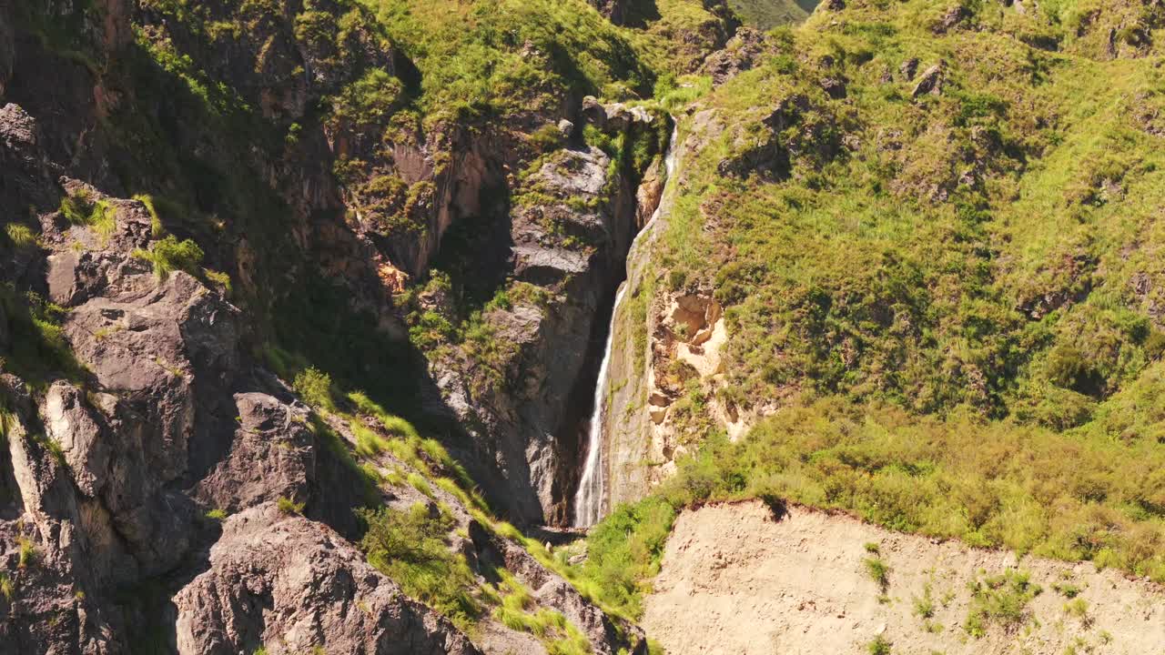 vista de pájaro de una hermosa cascada que cae en cascada por una montaña rocosa y verde en jujuy, en el noroeste de argentina