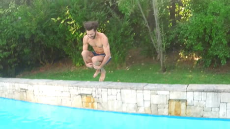 Un-Hombre-Guapo-Sumergiéndose-En-La-Piscina.