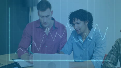 animación del procesamiento de datos financieros sobre diversos colegas que discuten el trabajo en la oficina