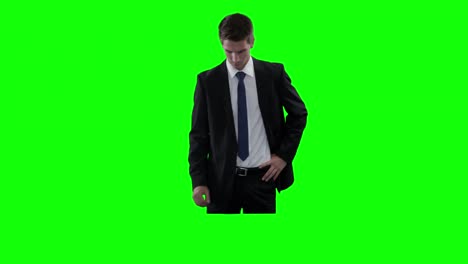 hombre de negocios fingiendo usar una pantalla digital
