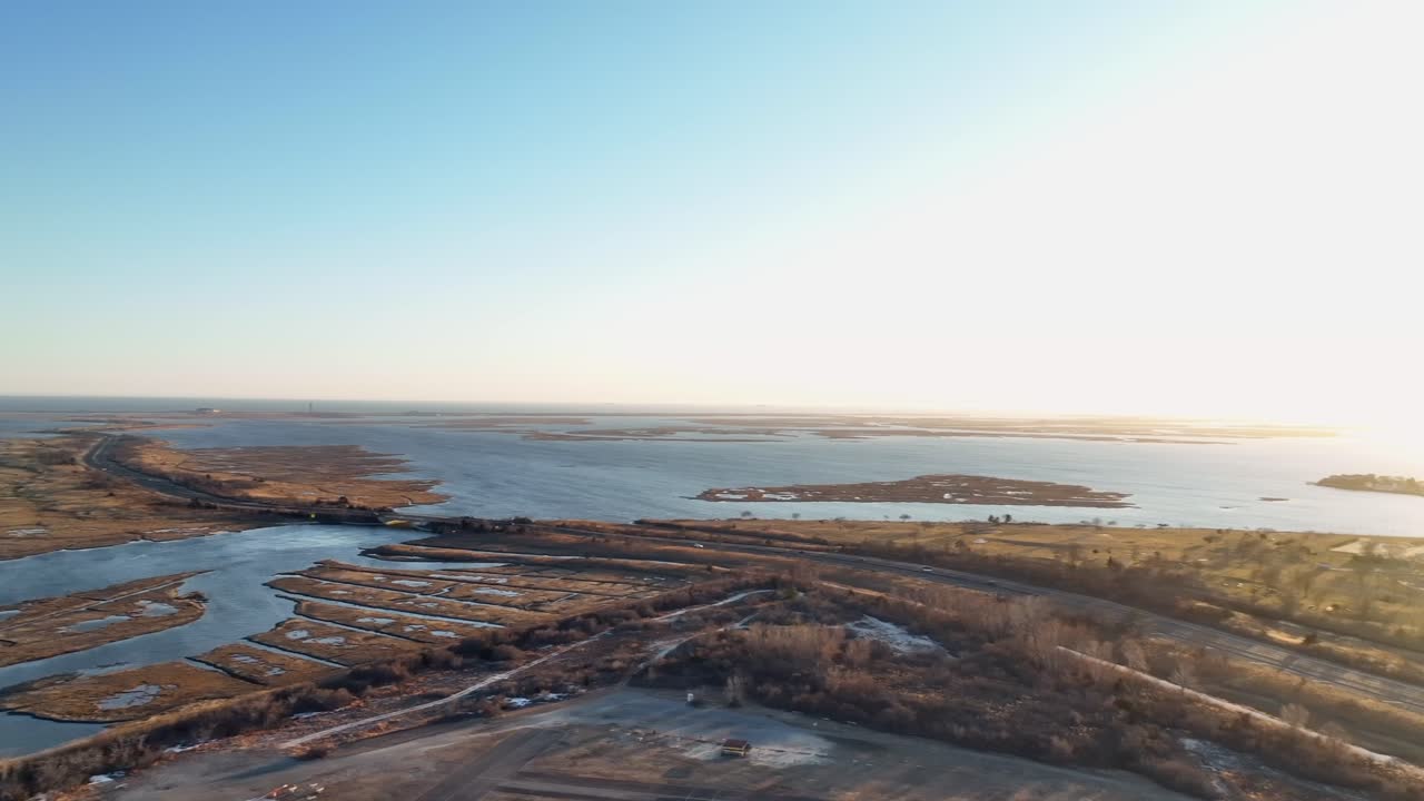 вид с высокого ракурса на коричневое солончаковое болото на острове лонг-айленд, штат нидерланды, в солнечный день