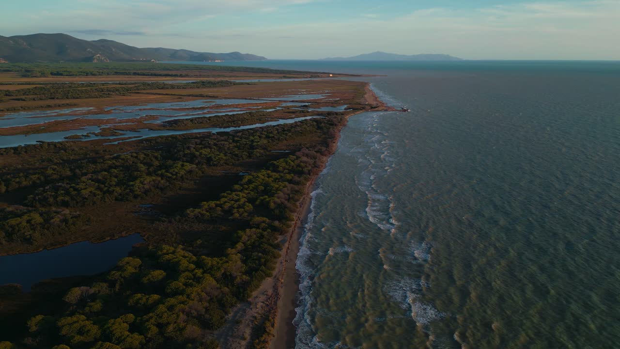 Spiaggia marina del Parco Nazionale della Maremma in Toscana, Italia