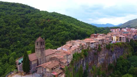 Volando-Lejos-De-Una-Iglesia,-Y-El-Punto-De-Vista-En-Castellfollit-De-La-Roca,-Pueblo-Típico-De-Cataluña,-España