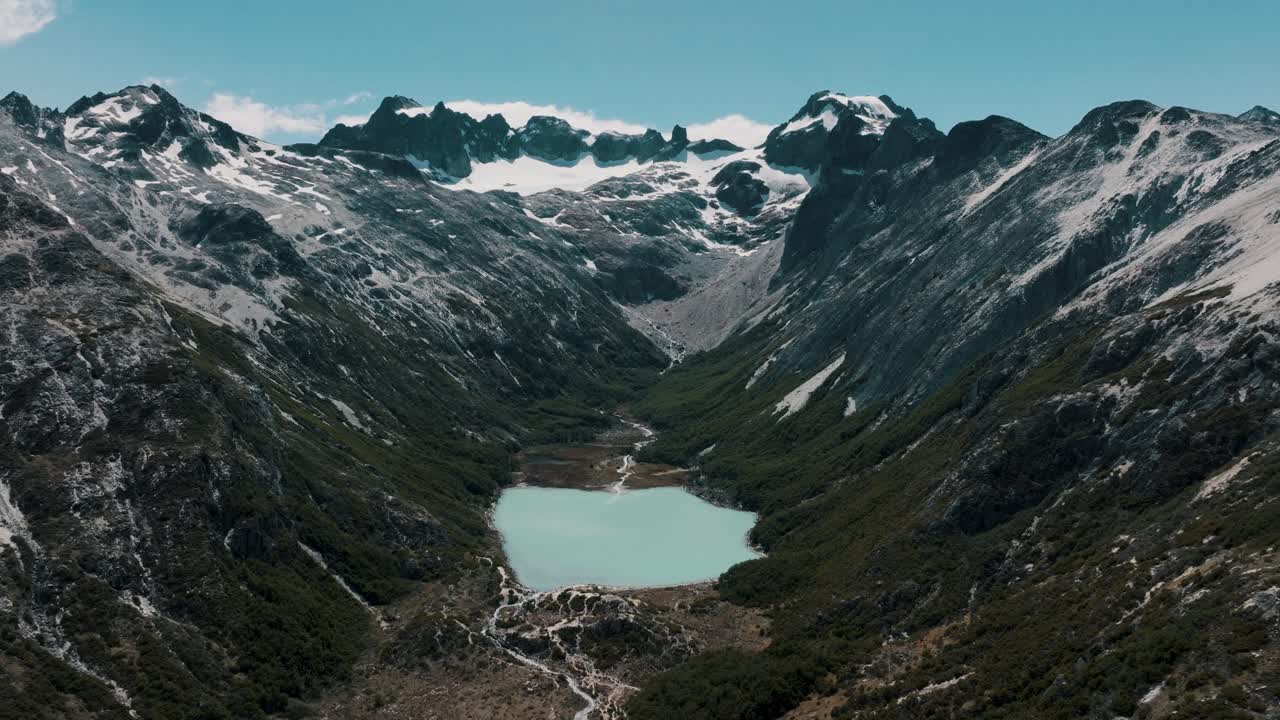 Scenico Lago Smeraldo a Ushuaia, Terra del Fuoco, Patagonia Argentina - Ripresa con drone.
