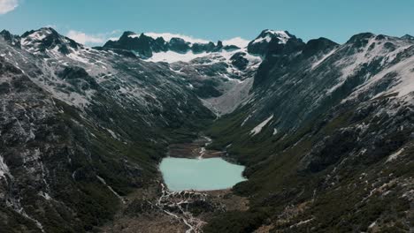 el pintoresco lago esmeralda en ushuaia, tierra del fuego, patagonia argentina - disparo de avión no tripulado
