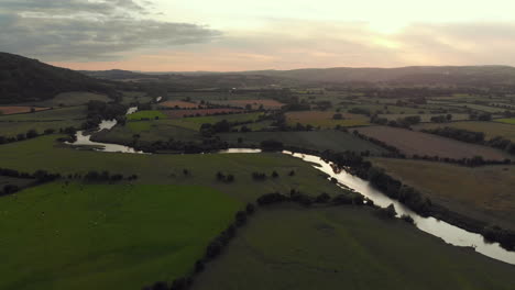 Luftaufnahmen-Des-Flusses-Wye-In-England-Bei-Sonnenuntergang