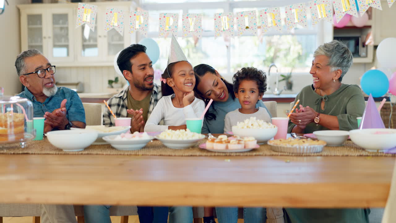생일 축하, 가족과 테이블에서 노래