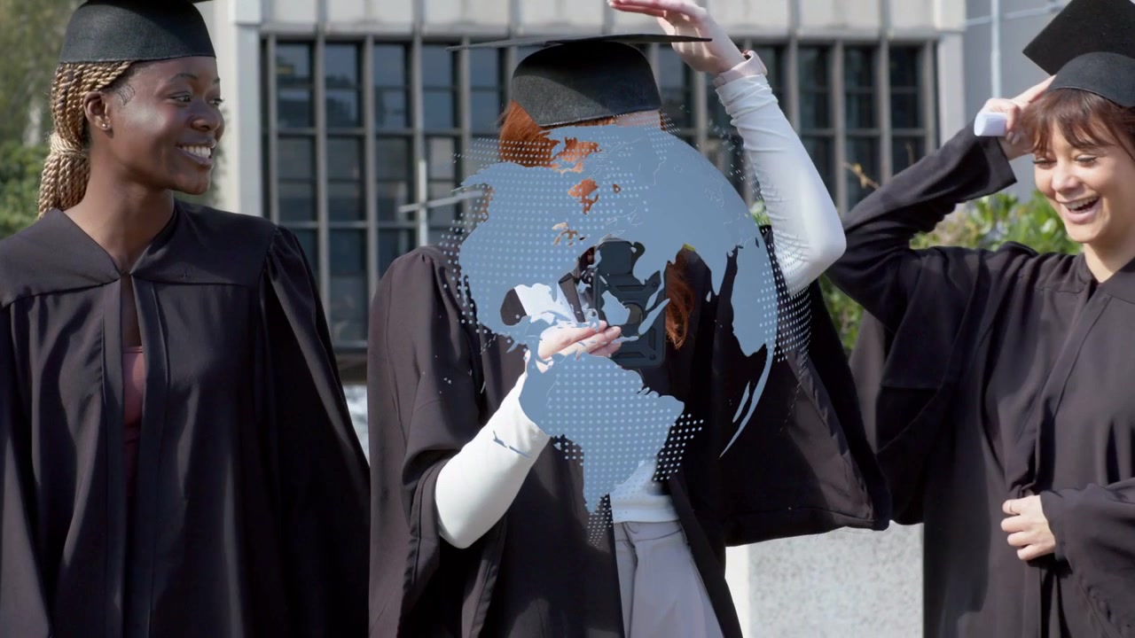 Para wisudawan menyesuaikan topi di tengah, memegang ijazah, dan mengulurkan ponsel untuk selfie dengan globe melapisi wajah mereka.