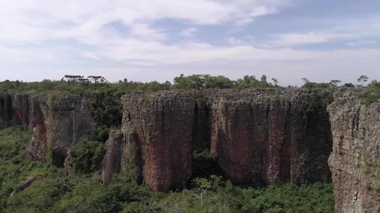 Epický záběr dronem na krajinu brazilského venkova s pískovcovými skalními útvary.