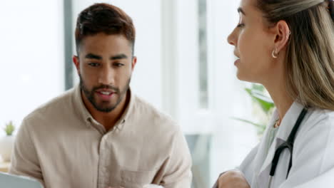 Cómico,-Atención-Médica-Y-Médico-Hablando-Con-Un-Hombre