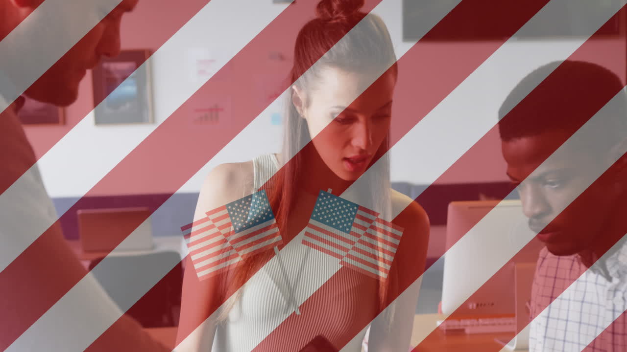 animación de banderas de ee.uu. sobre diversas personas de negocios en la oficina.