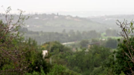 Lluvia-Cayendo-Con-Colinas-Verdes-En-El-Fondo2