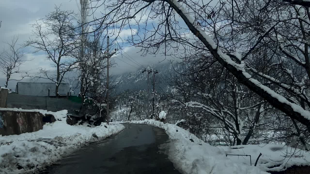 카슈미르의 파할에서 겨울의 아름다움 눈: 히말라야 지역에서 눈이 쌓인 모험 아난트나그 - 도로에 눈, 스노우보드, 그리고 웅장한 풍경