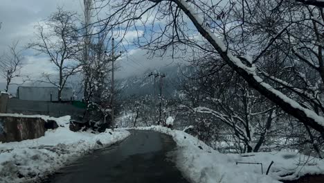 Winter-beauty-snow-in-pahalgm,-Kashmir:-A-Snowy-Adventure-in-the-Himalayan-Region-Anantnag---snow-on-roads,-Snowboarding,-and-Majestic-View