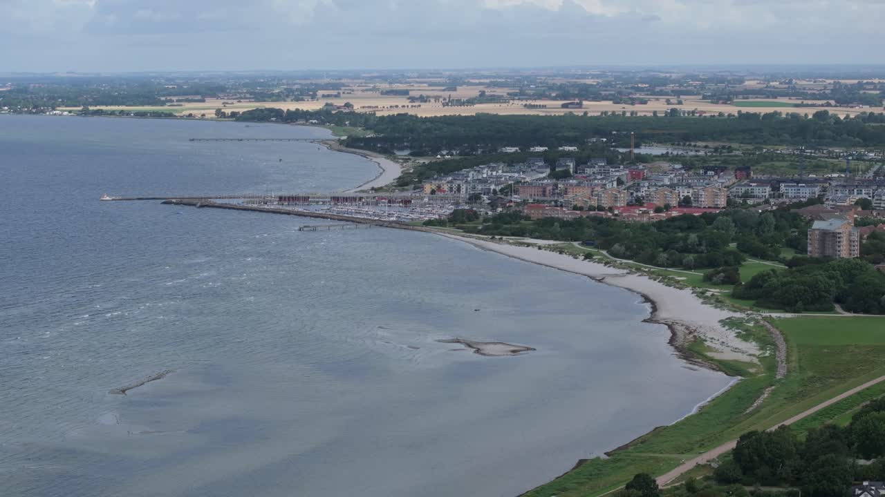playa y faro en la costa báltica en lomma, suecia