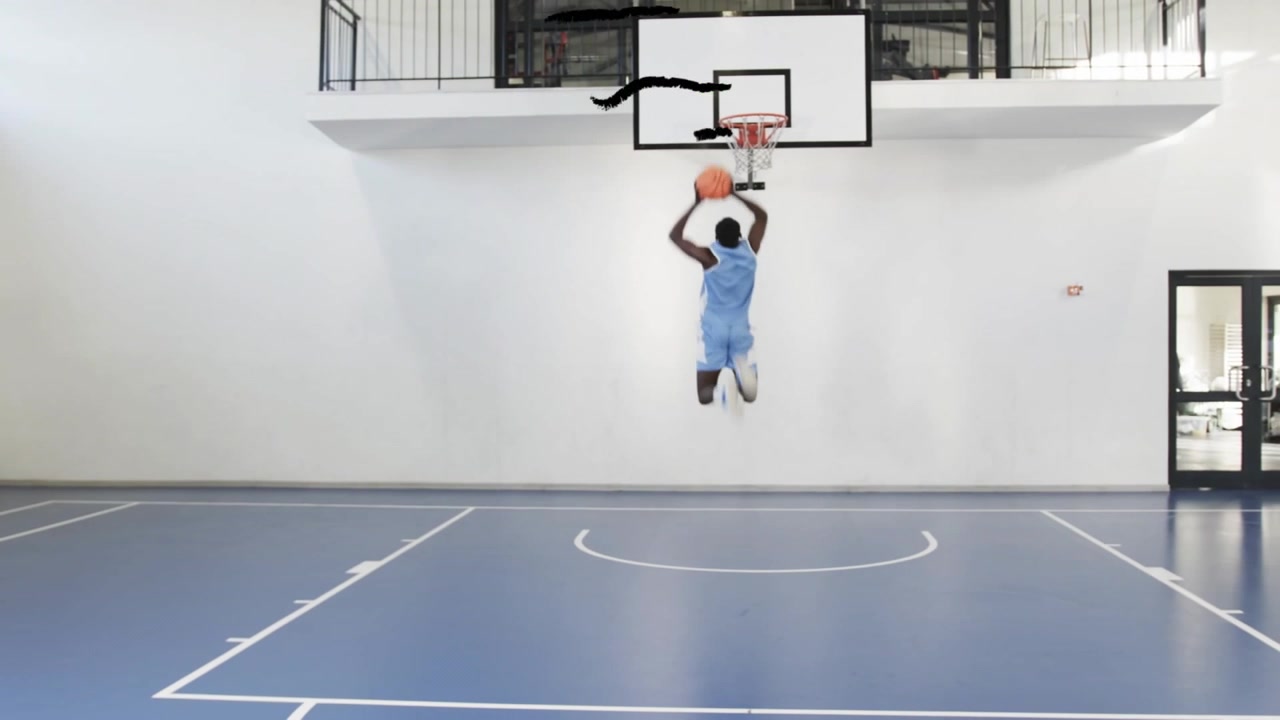 Giocatore di basket maschio che tira dall'arco, palla che colpisce il ferro, rimbalza, recupera per allenare la precisione
