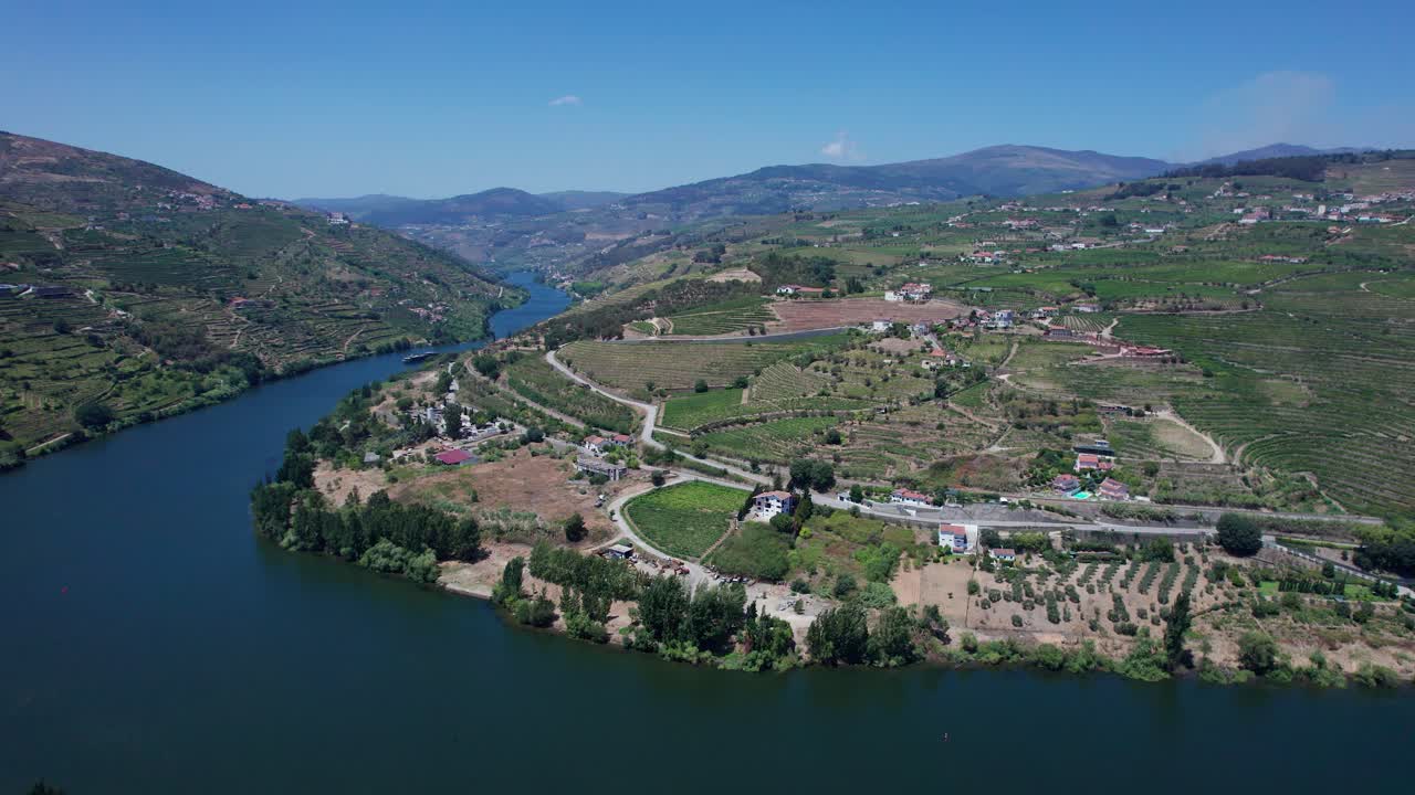 Ansa del fiume Douro nella campagna della valle rurale di Vale de Mendíz, Portogallo.