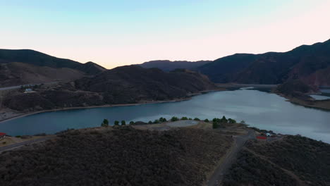 Visitor-Center-at-Pyramid-Lake,-a-Southern-California-reservoir