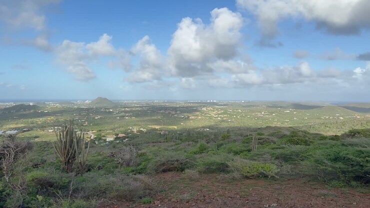 Ripresa panoramica da un punto elevato all'interno del Parco nazionale di Arikok che segue lo spostamento da ovest a est di Aruba