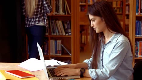 estudiante trabajando en una computadora portátil