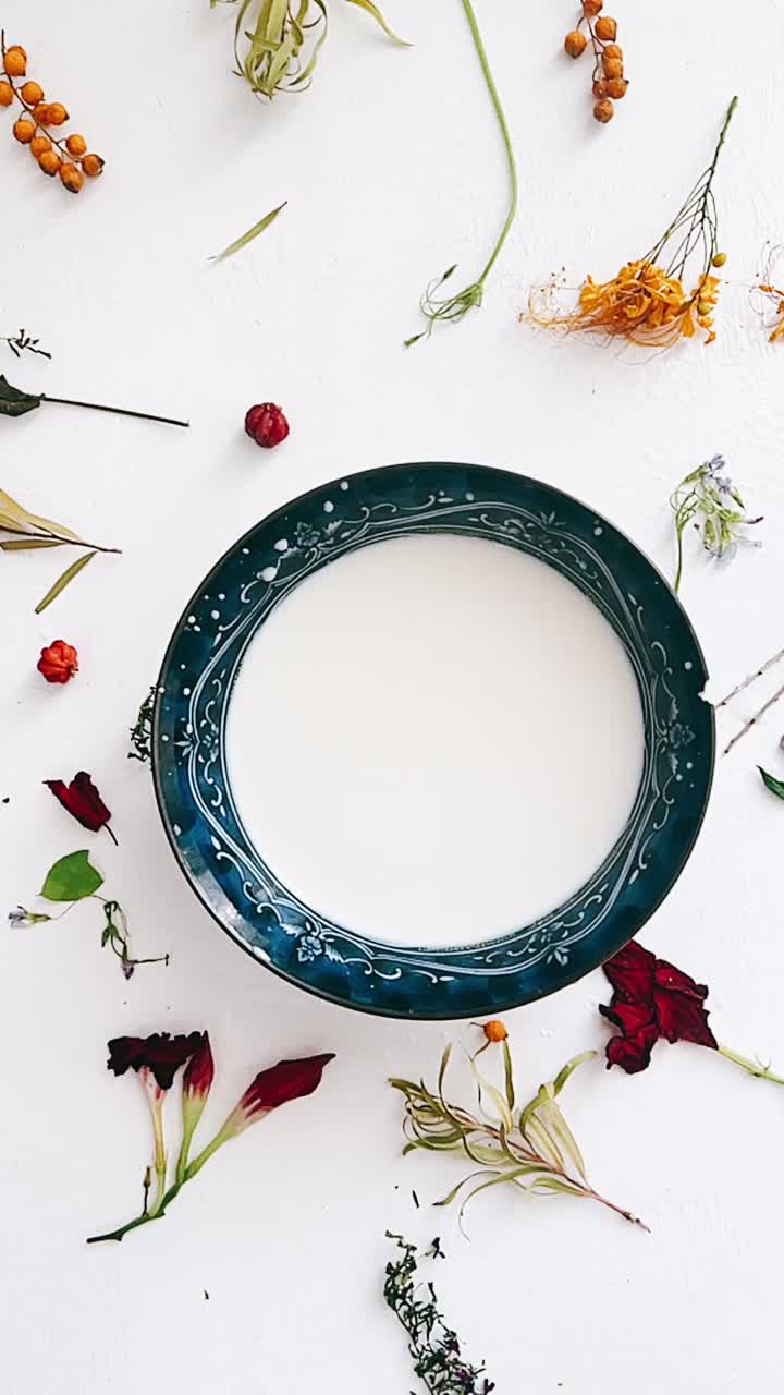 leche en un cuenco decorativo con arreglos florales de otoño