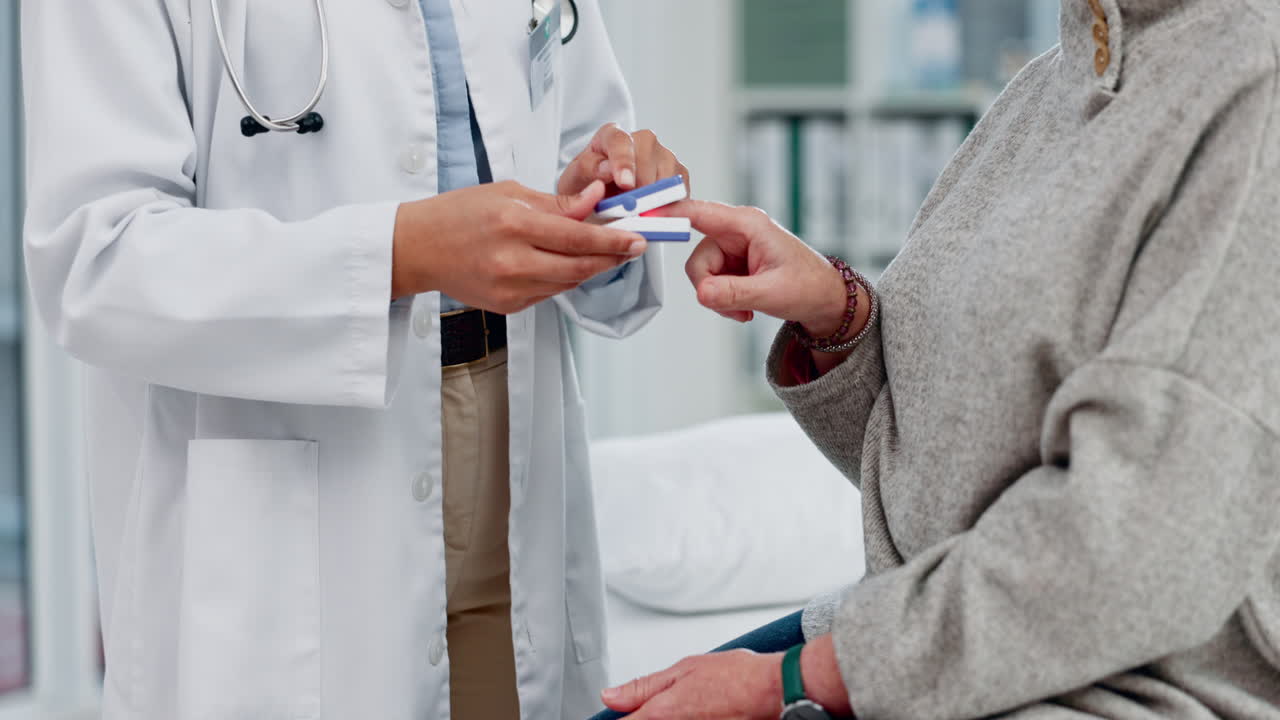 atención médica, manos y un médico con un paciente