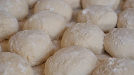 bolas de masa crudas