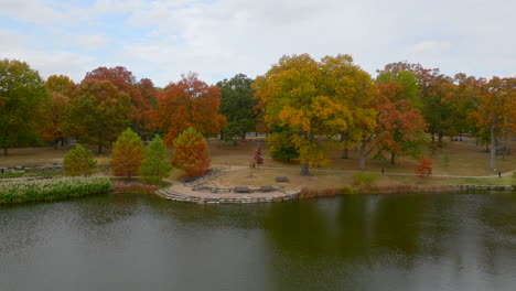 Empuje-Lentamente-Sobre-Un-Estanque-Y-Hacia-Los-árboles-En-Color-Máximo-En-Otoño-En-Un-Parque-En-Kirkwood-En-St.