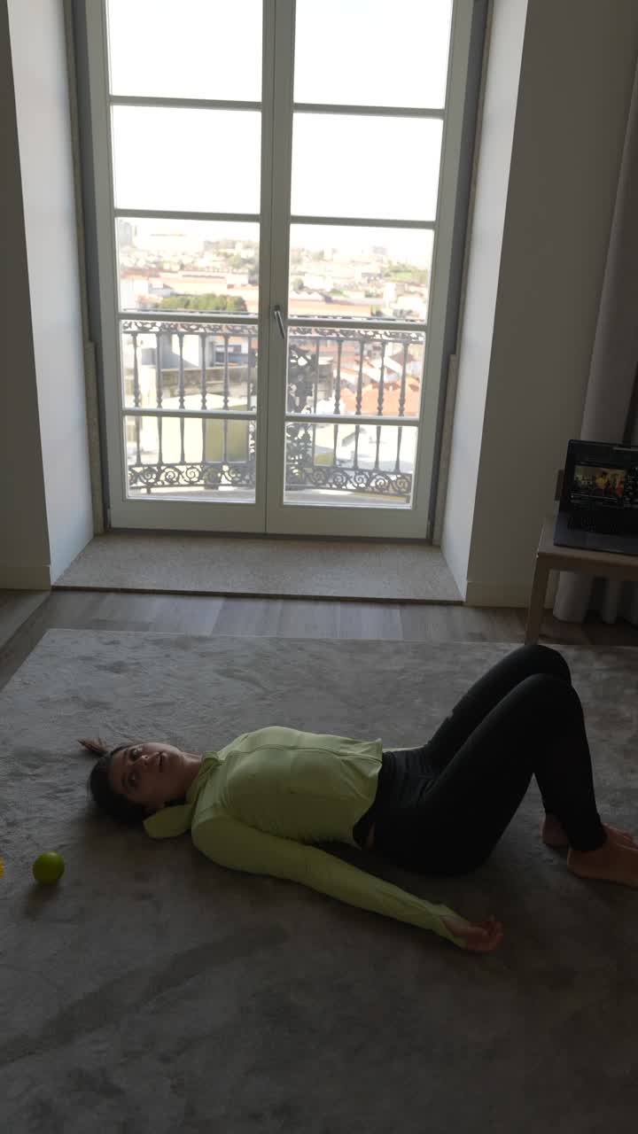 온라인 강의와 함께 가정 운동을 하는 여성